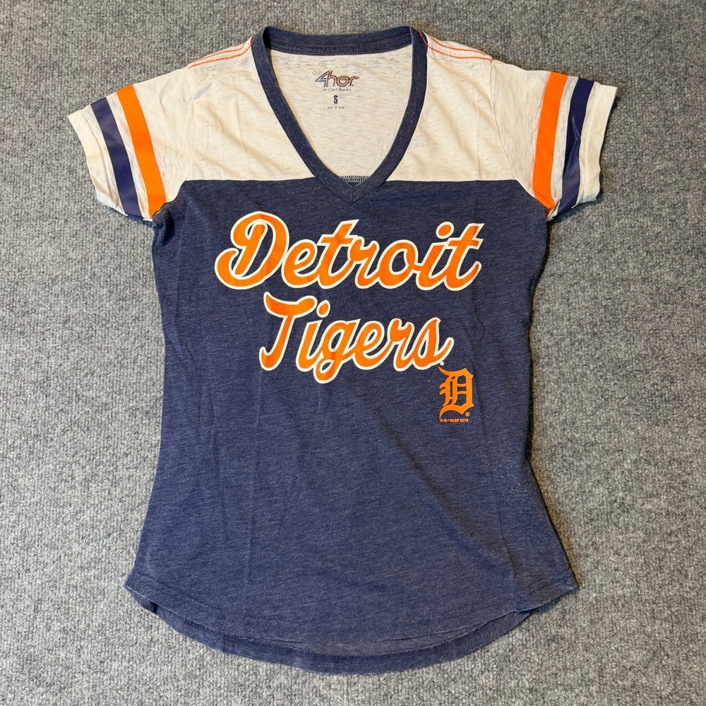 Detroit Tigers V Neck Shirt Womens Small GIII 4Her Carl Banks MLB